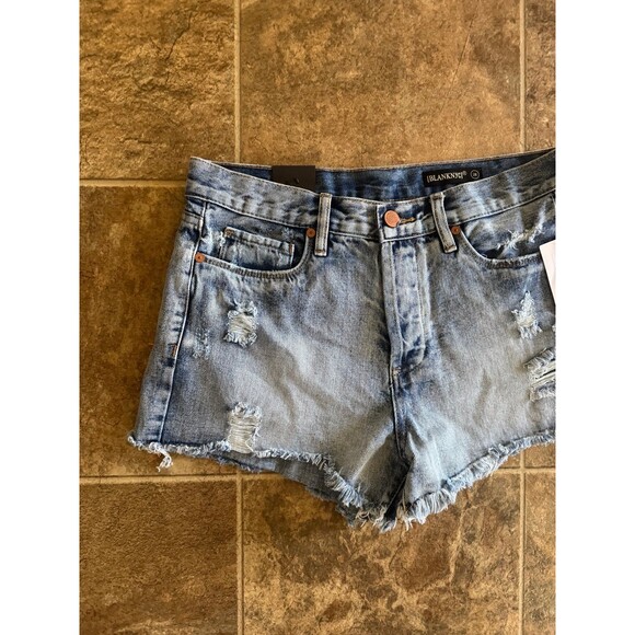 BLANKNYC Women's Hollyweird Distressed Denim Shorts Size 28 - Picture 4 of 11